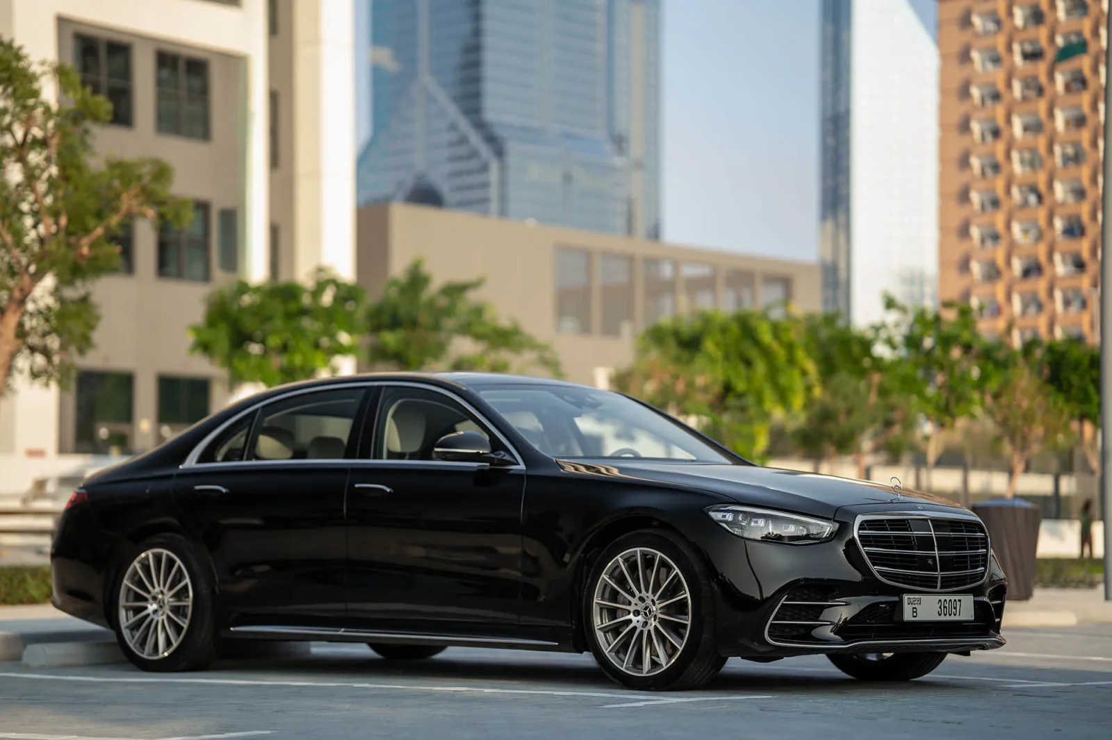 Huren Mercedes-Benz S-Class S450L Zwart 2023 in Dubai - 2 