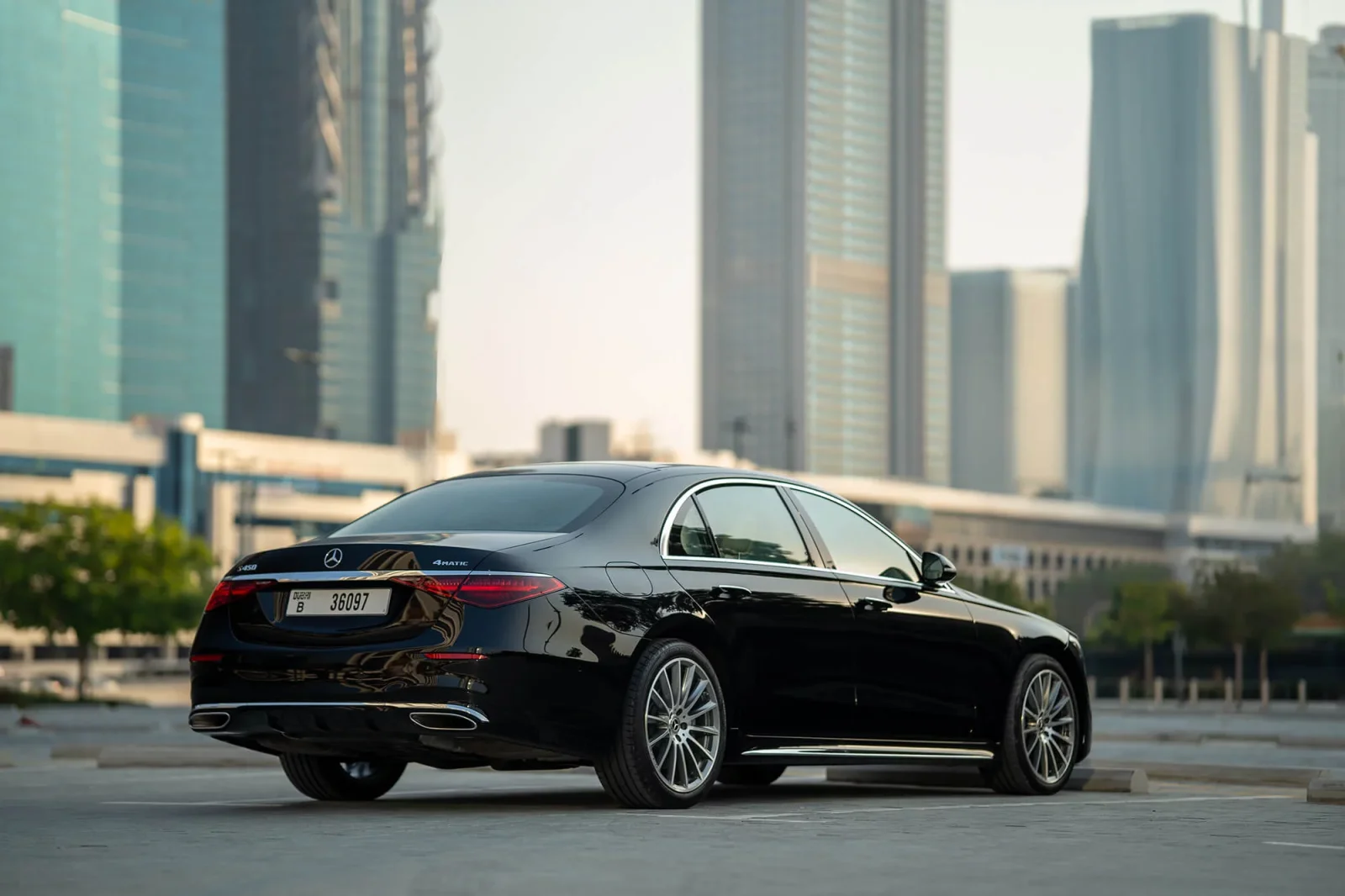 Huren Mercedes-Benz S-Class S450L Zwart 2023 in Dubai - 3 