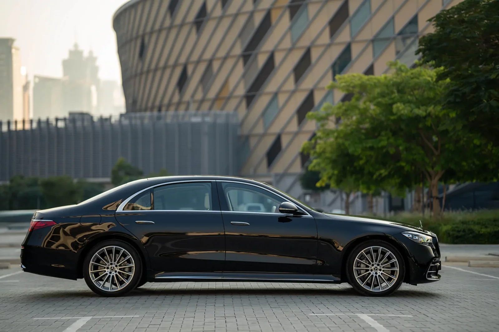 Huren Mercedes-Benz S-Class S450L Zwart 2023 in Dubai - 10 