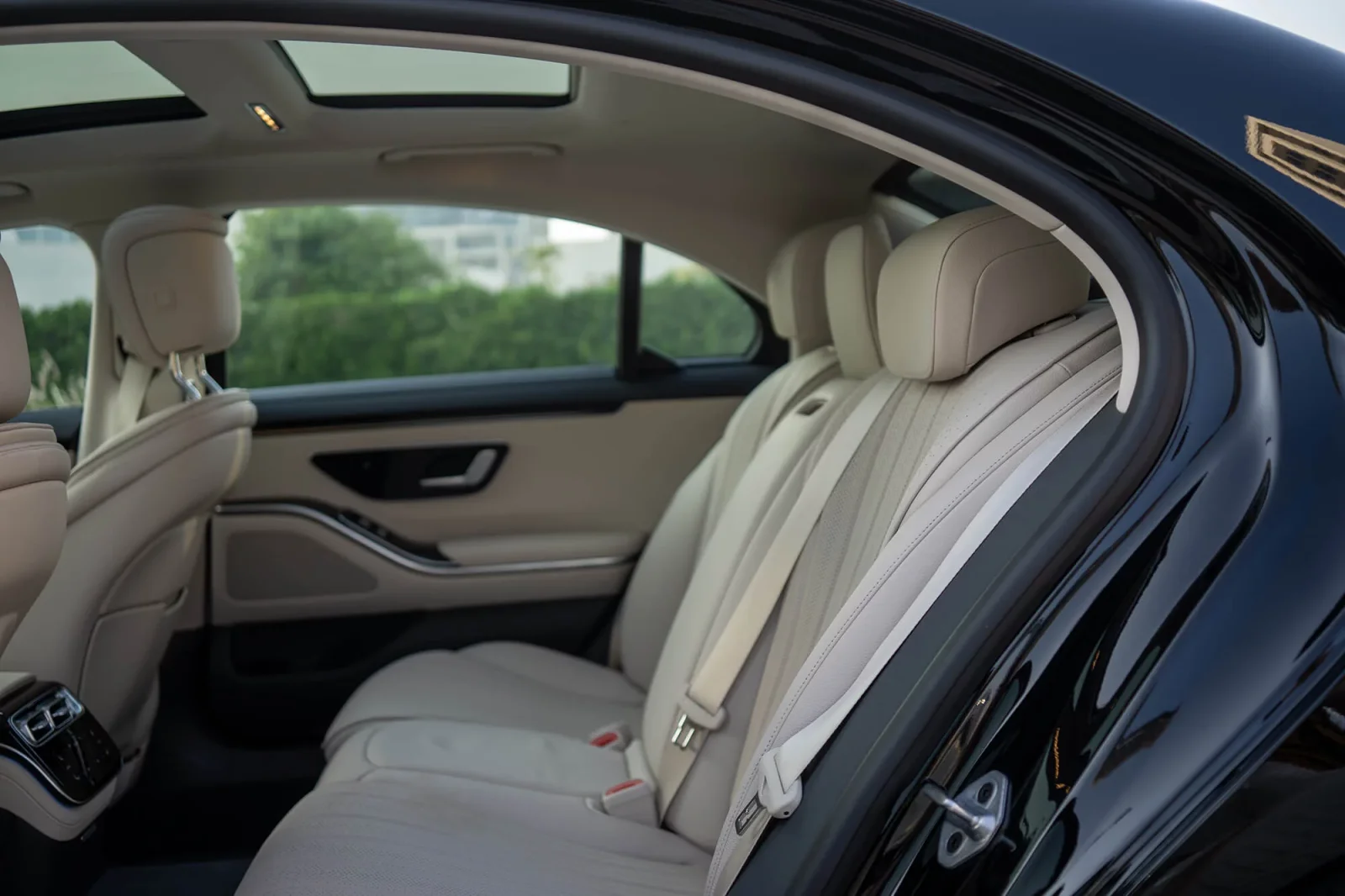 Huren Mercedes-Benz S-Class S450L Zwart 2023 in Dubai - 7 