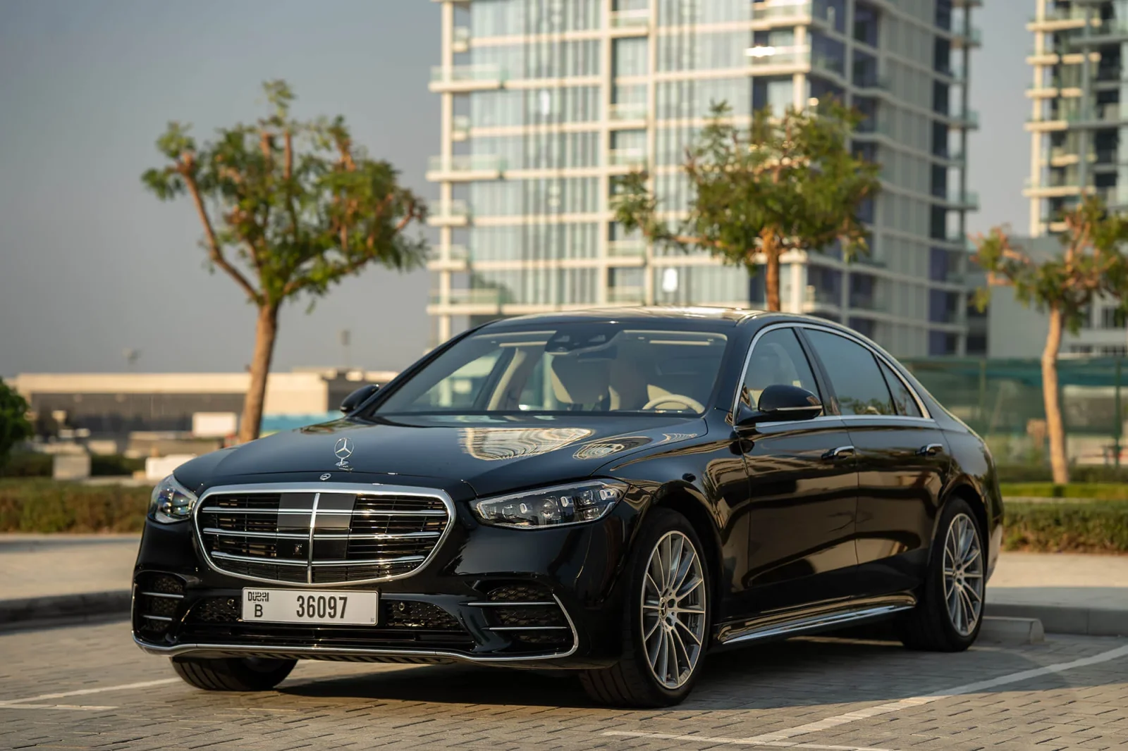 Kiralık Mercedes-Benz S-Class S450L Siyah 2023 içinde Dubai