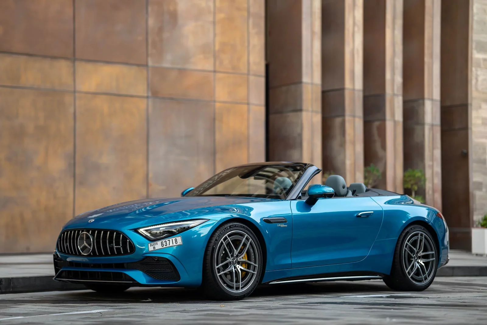 Miete Mercedes-Benz SL-Class SL43 Blau 2022 in der Dubai