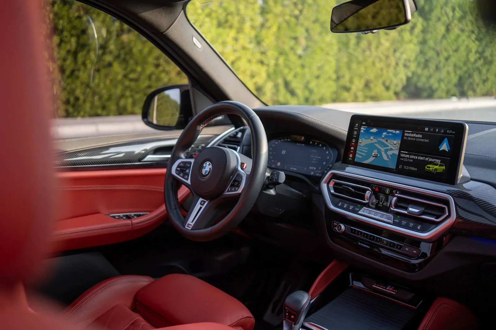 Huren BMW X3 M Competition Geel 2022 in Dubai - 2 