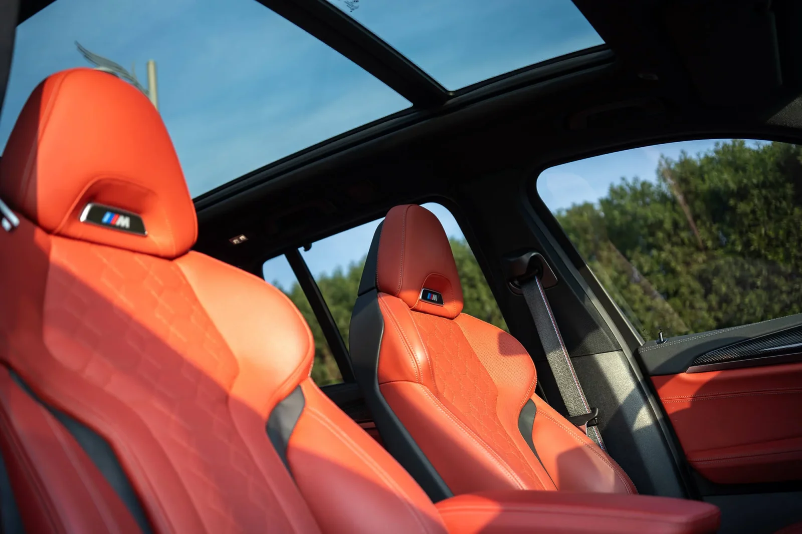 Huren BMW X3 M Competition Geel 2022 in Dubai - 3 