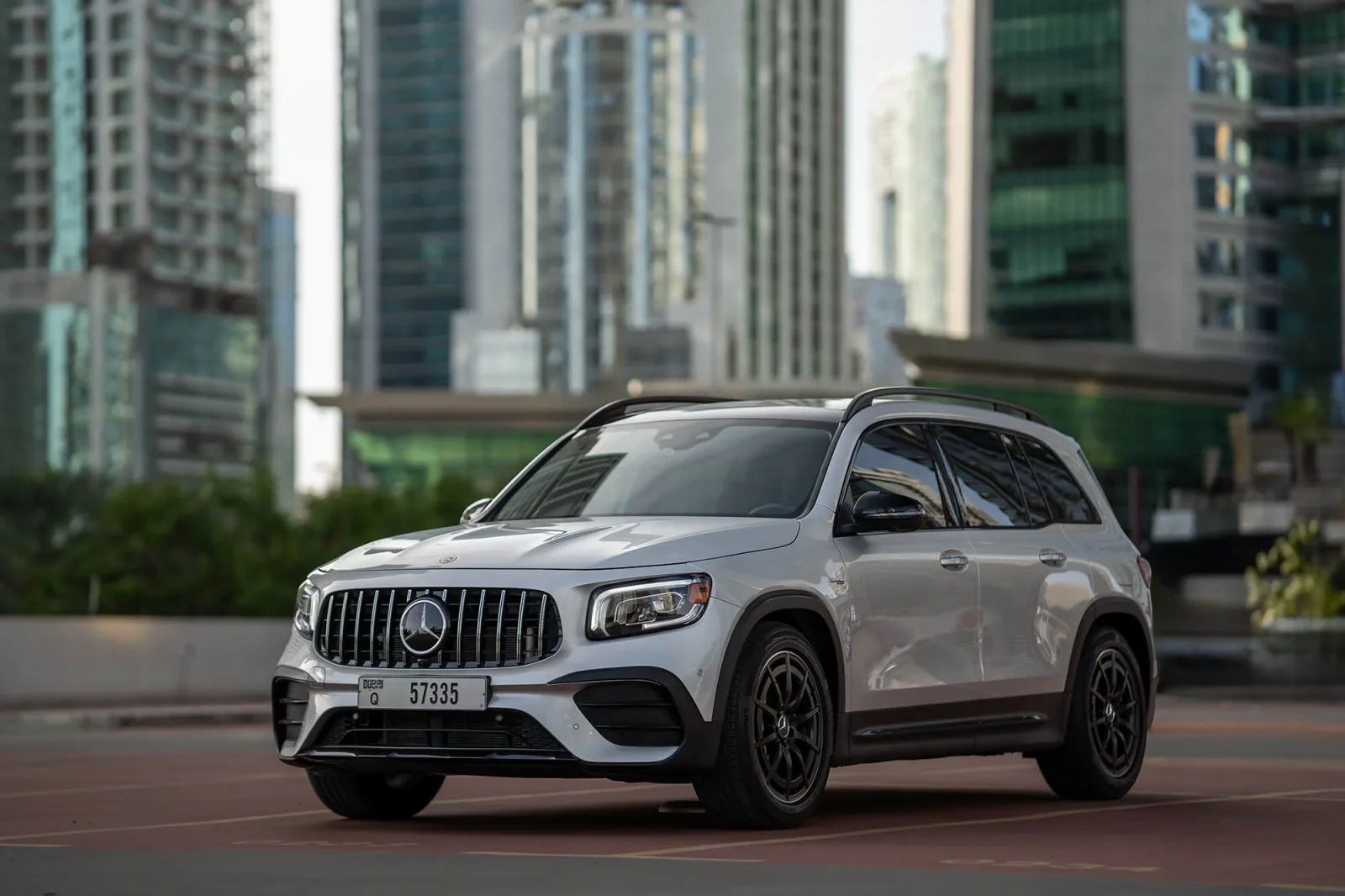 Kiralık Mercedes-Benz GLB-Class GLB35 AMG Gümüş 2022 içinde Dubai