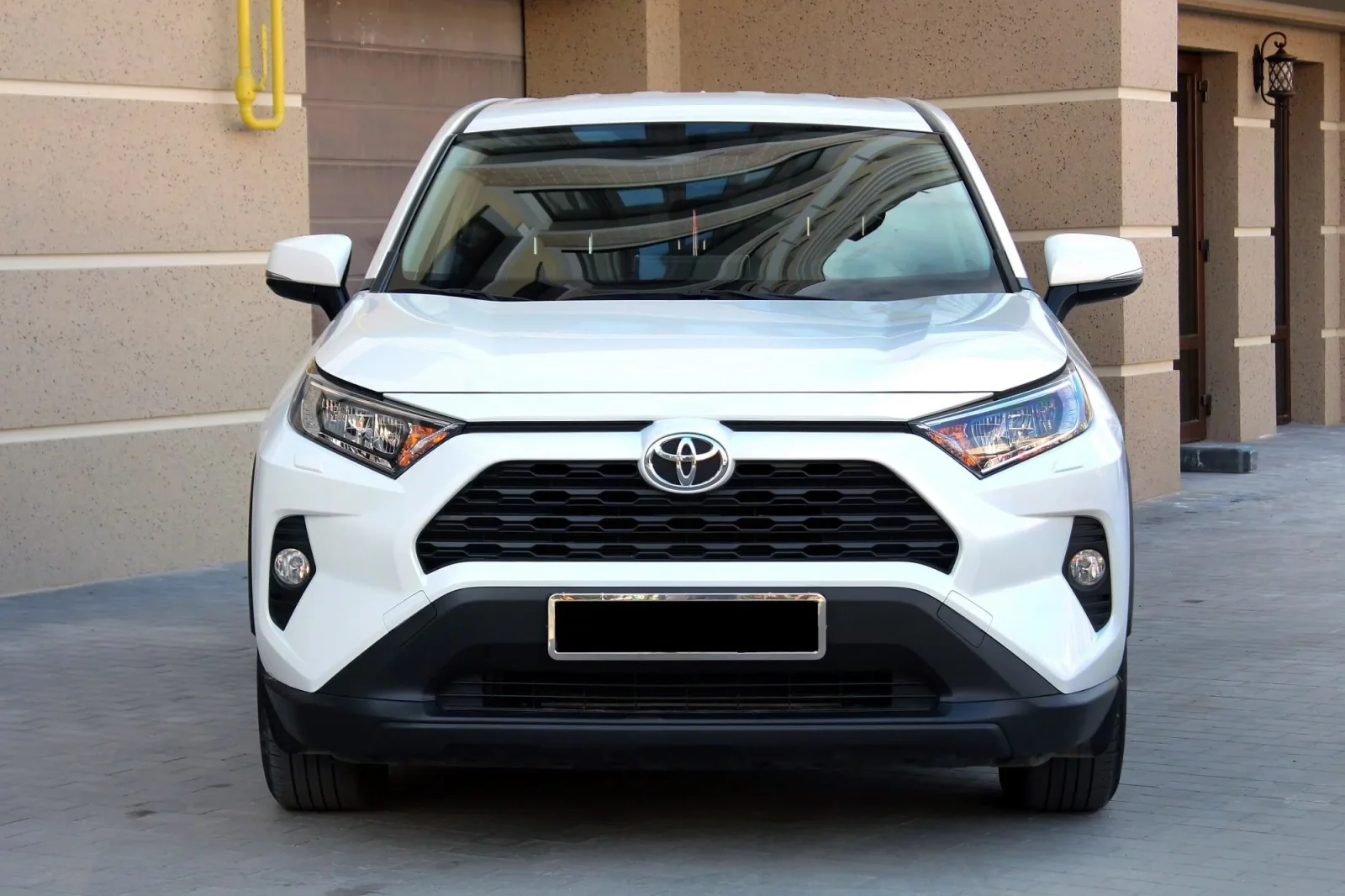 Huren Toyota RAV4  Wit 2022 in Dubai - 1 