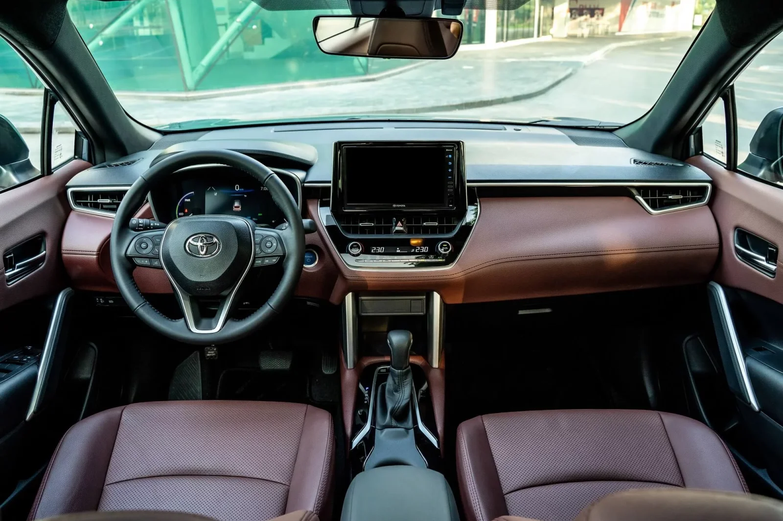 Kiralık Toyota Corolla Cross Kırmızı 2023 içinde Dubai - 5 