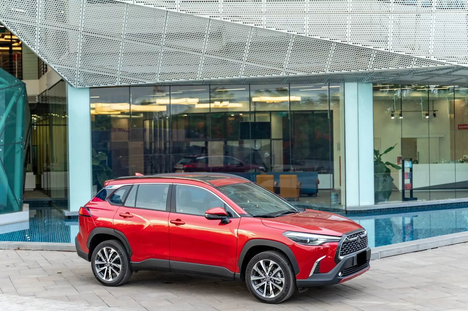 Kiralık Toyota Corolla Cross Kırmızı 2023 içinde Dubai - 3 