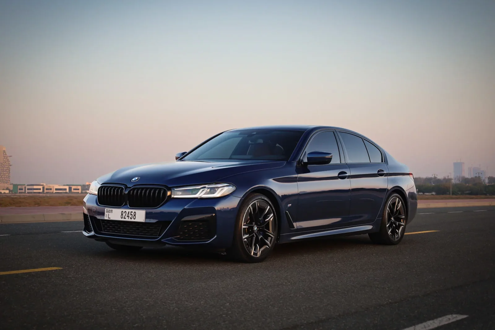 Miete BMW 5-Series 530i M Package Blau 2022 in der Dubai