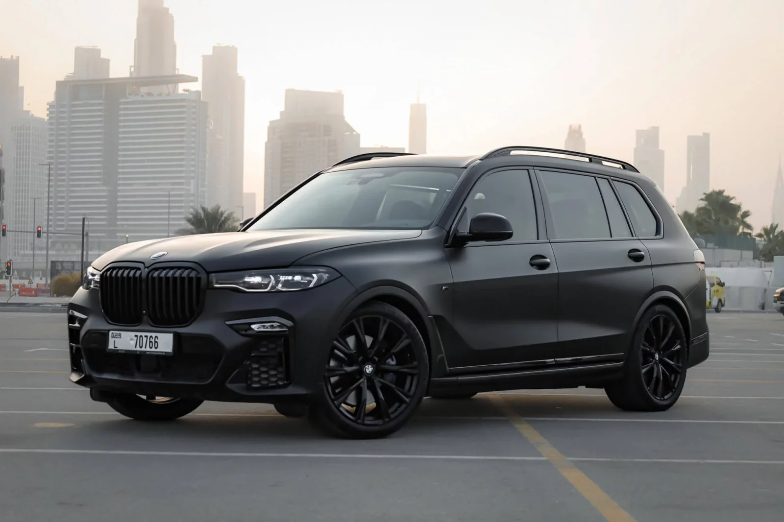 Miete BMW X7 40i Schwarz 2020 in der Dubai