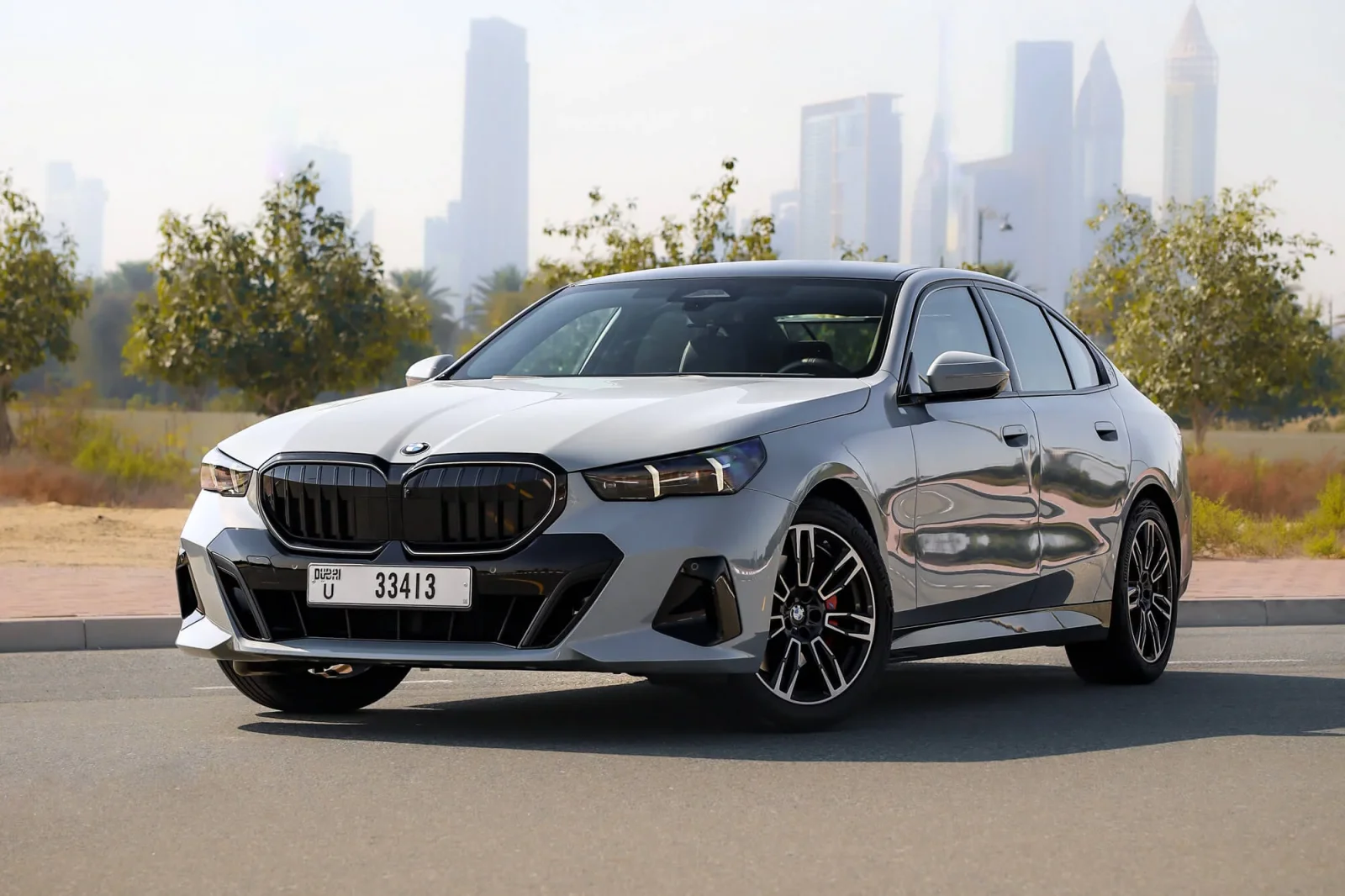 Miete BMW 5-Series 520i M Sport Pro Grau 2023 in der Dubai