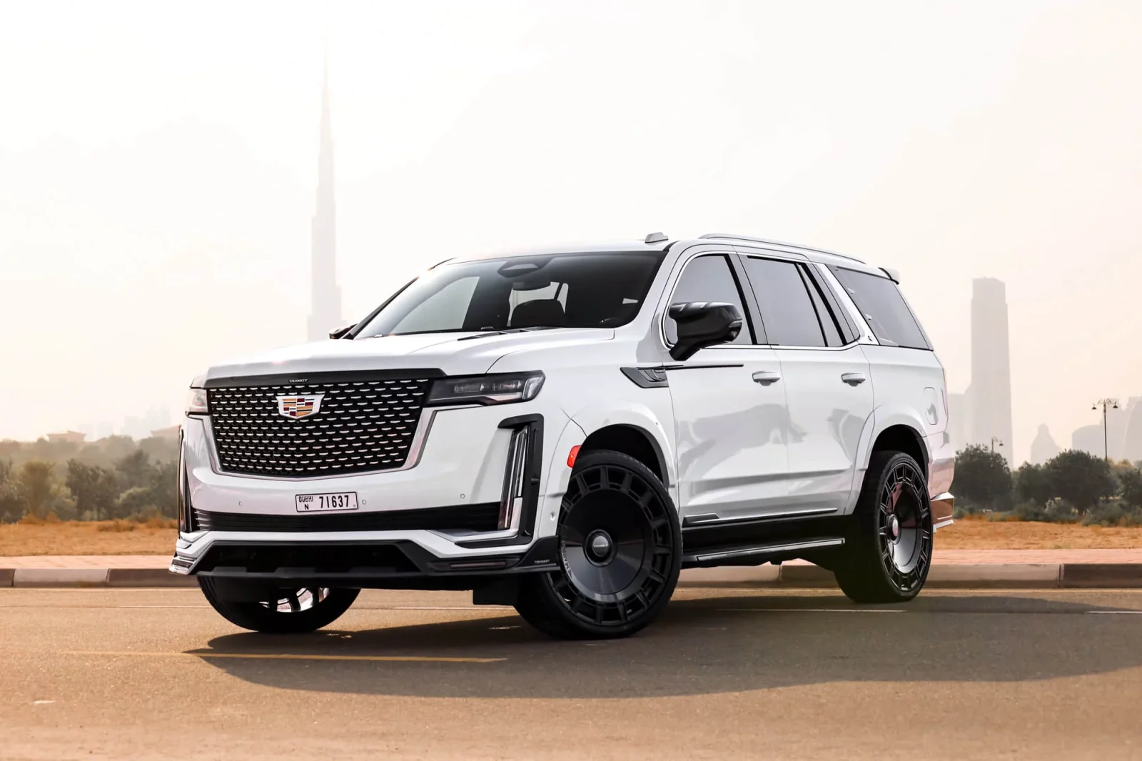 Kiralık Cadillac Escalade Mansory Beyaz 2023 içinde Dubai