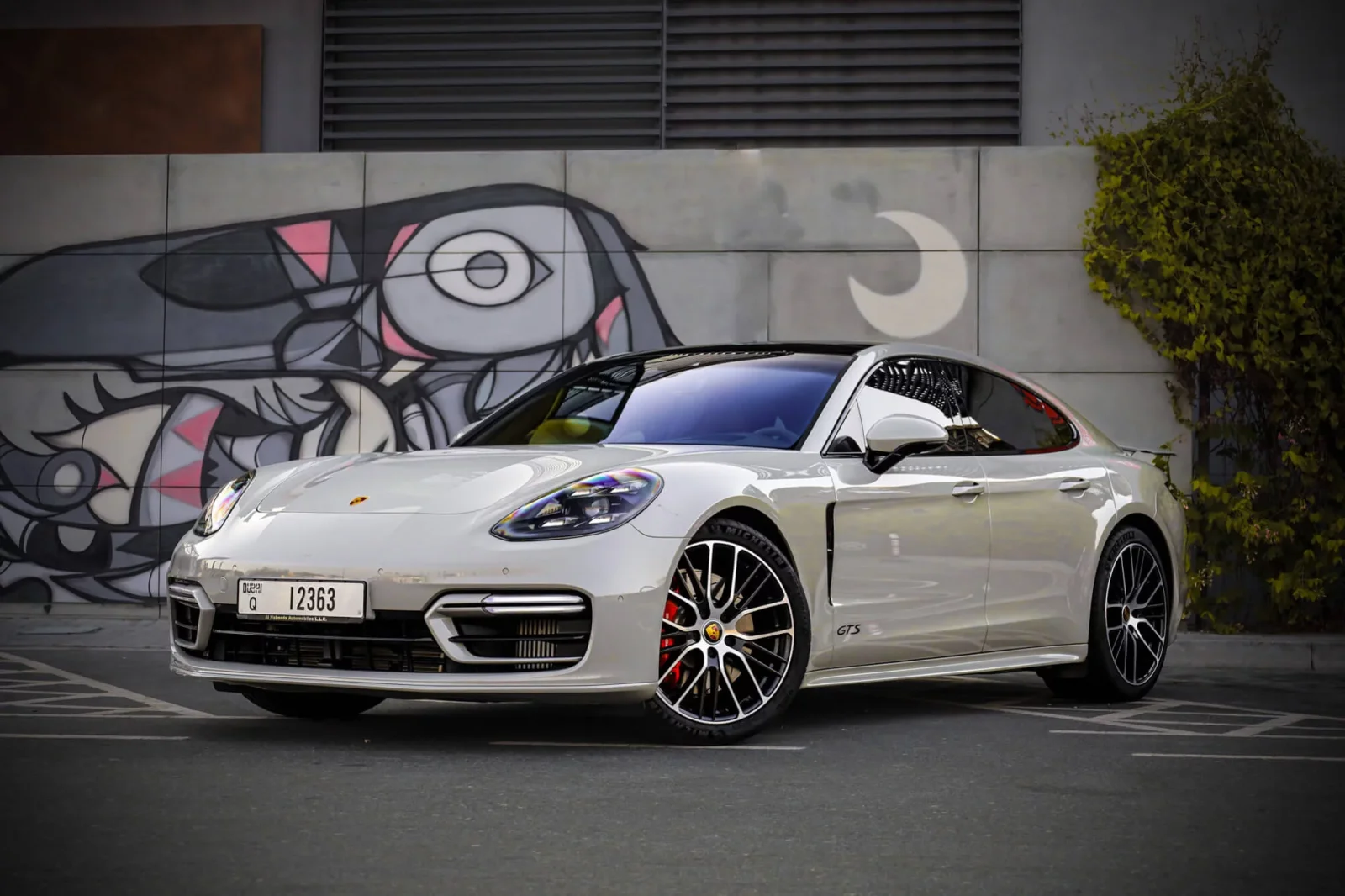 Alquiler Porsche Panamera GTS Gris 2023 en Dubái