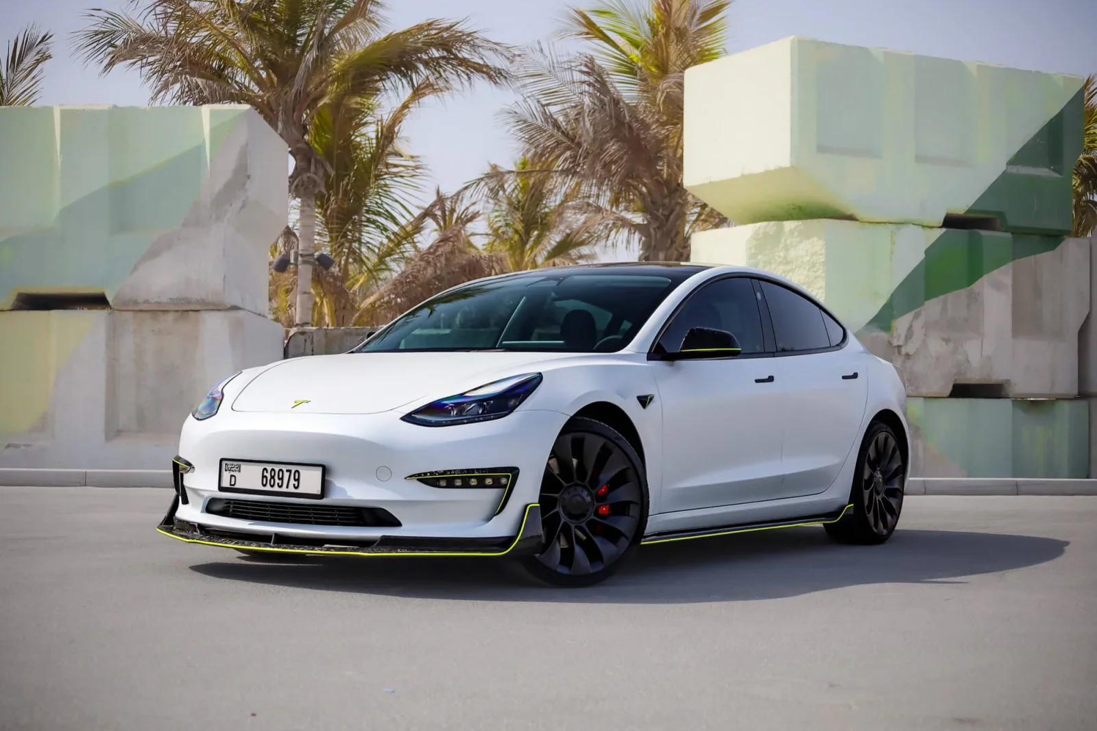 Kiralık Tesla Model 3 Performance Beyaz 2023 içinde Dubai