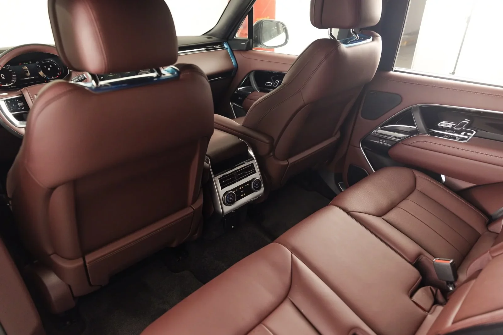 Huren Land Rover Range Rover Vogue  Wit 2023 in Dubai - 7 