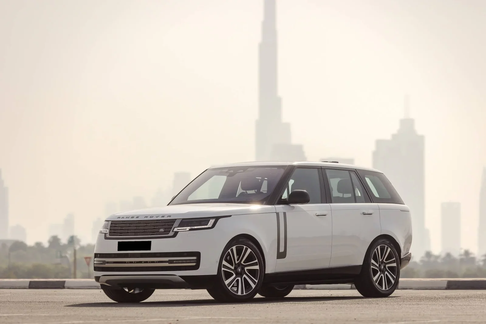 Kiralık Land Rover Range Rover Vogue  Beyaz 2023 içinde Dubai