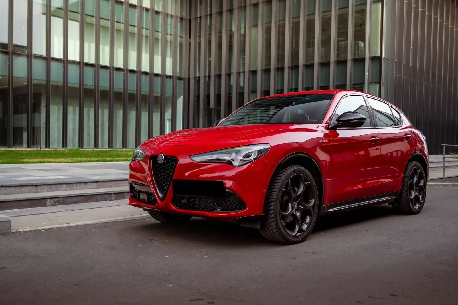 Miete Alfa Romeo Stelvio  Rot 2024 in der Dubai