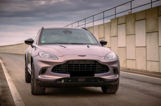 Aston Martin DBX Violett 2023