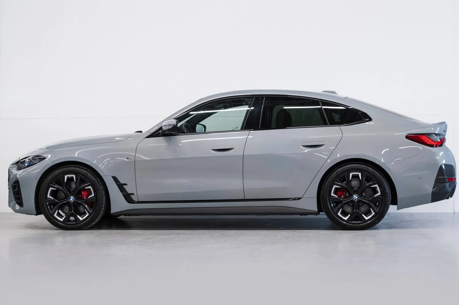 Alquiler BMW 4-Series 430i Gran Coupe Gris 2022 en Dubái - 3 