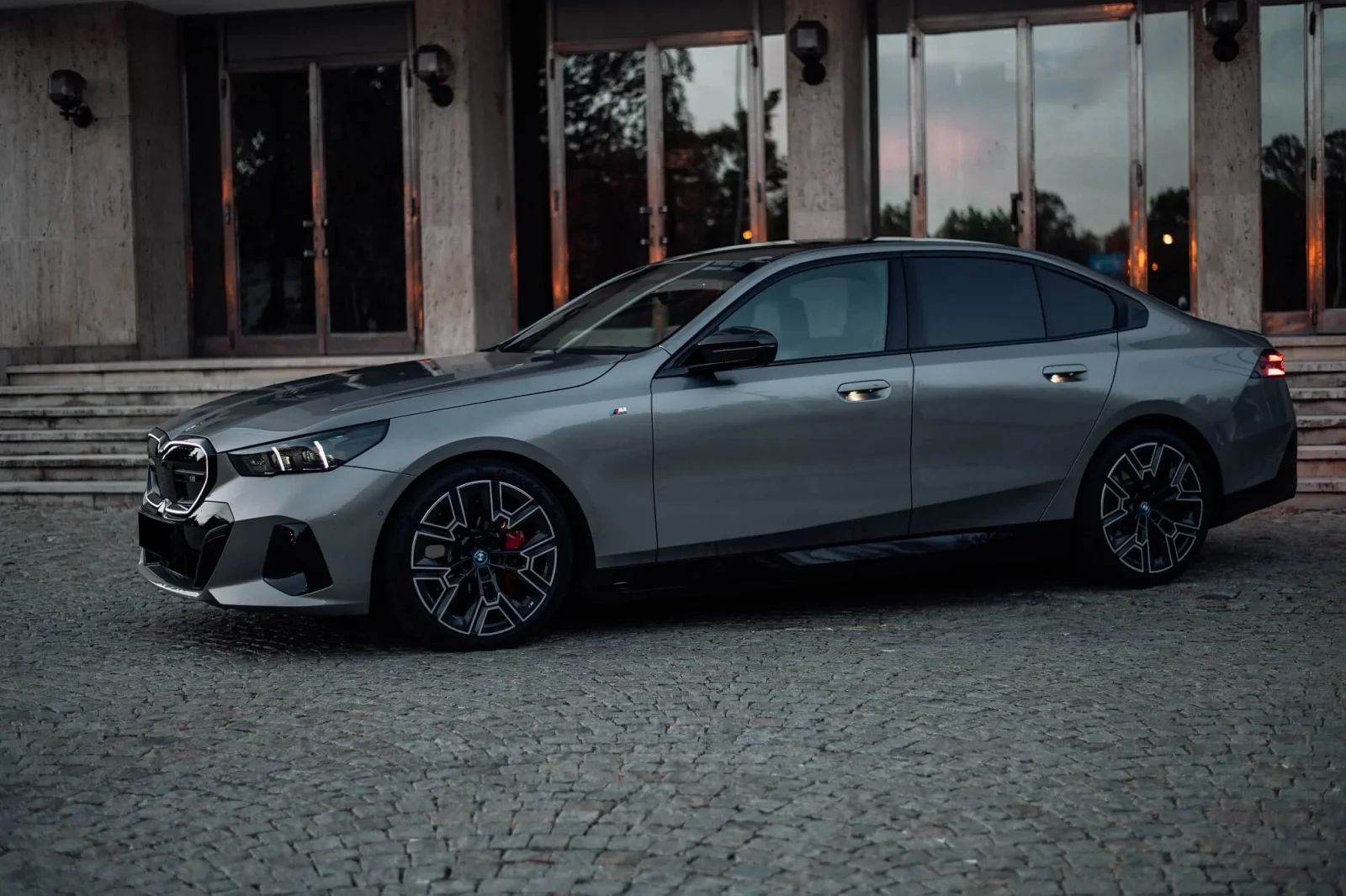 Kiralık BMW 5-Series i5 M60 Gri 2024 içinde Dubai - 2 