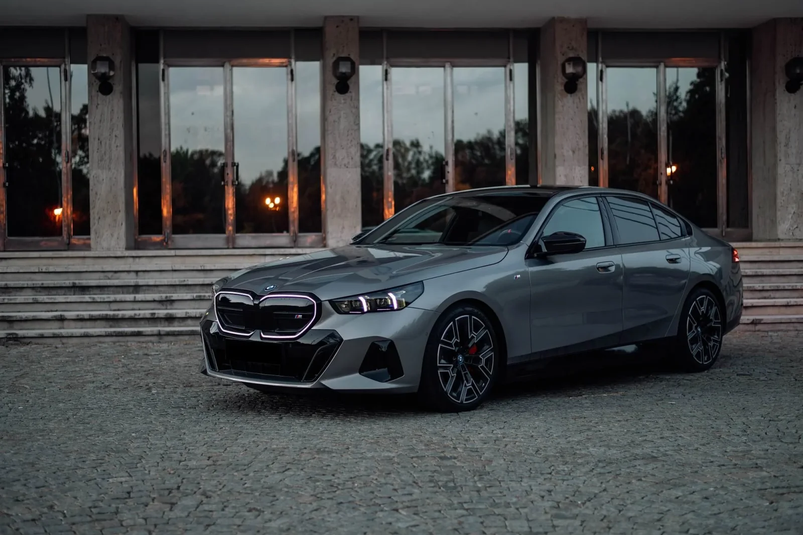 Affitto BMW 5-Series i5 M60 Grigio 2024 in Dubai