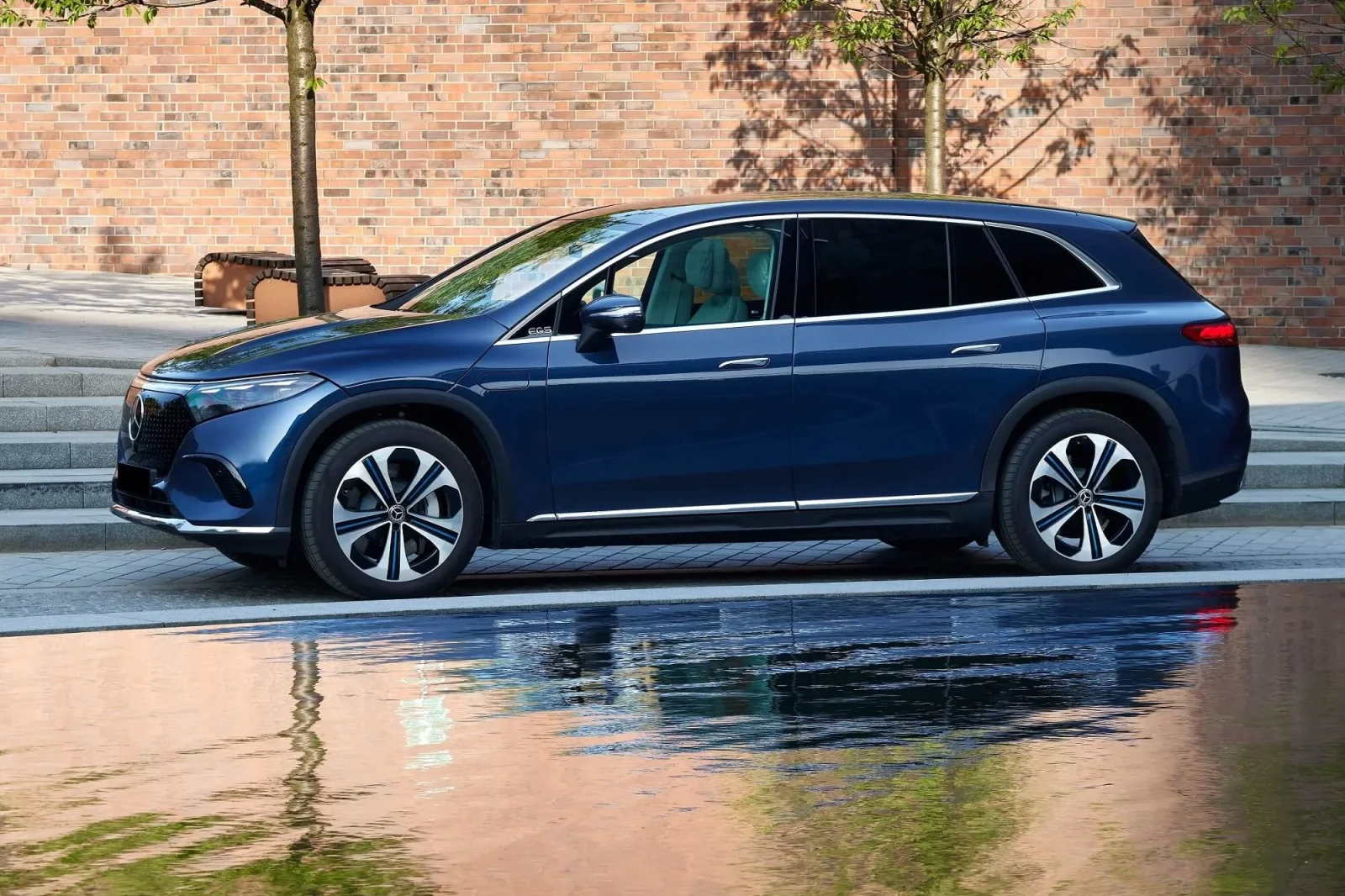 Huren Mercedes-Benz EQS  Blauw 2024 in Dubai - 3 