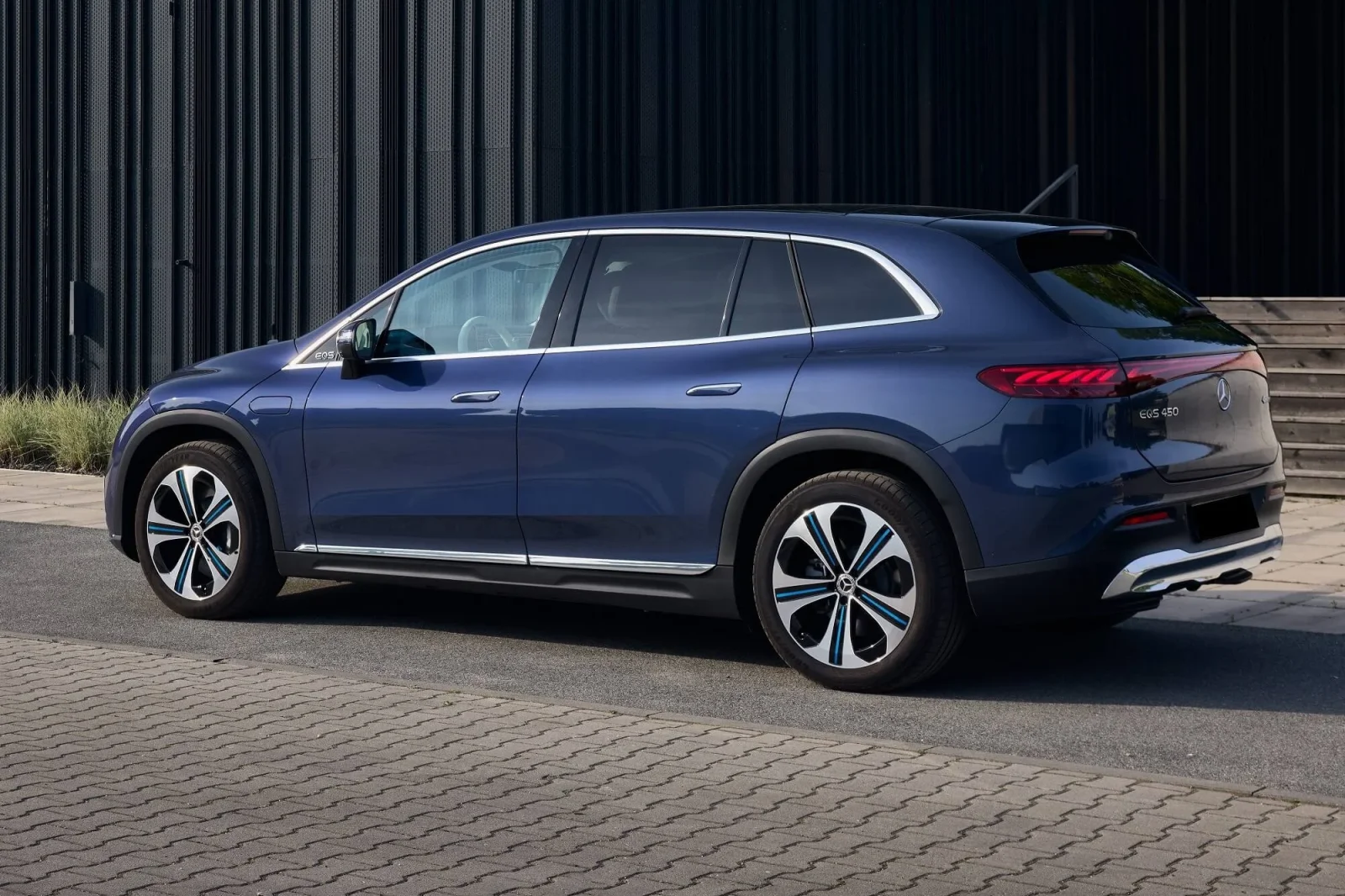 Huren Mercedes-Benz EQS  Blauw 2024 in Dubai - 2 