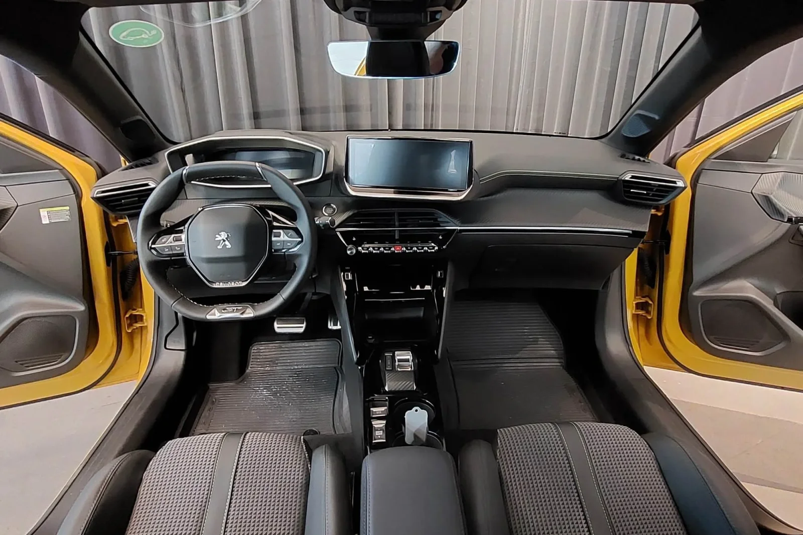 Huren Peugeot 208 GT Geel 2022 in Dubai - 5 