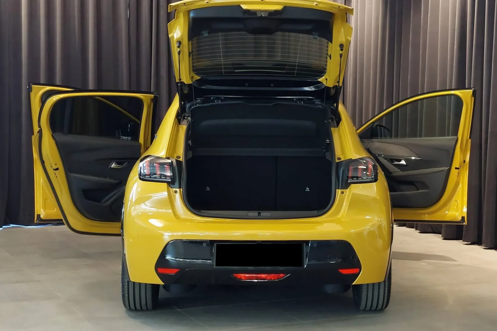 Huren Peugeot 208 GT Geel 2022 in Dubai - 9 