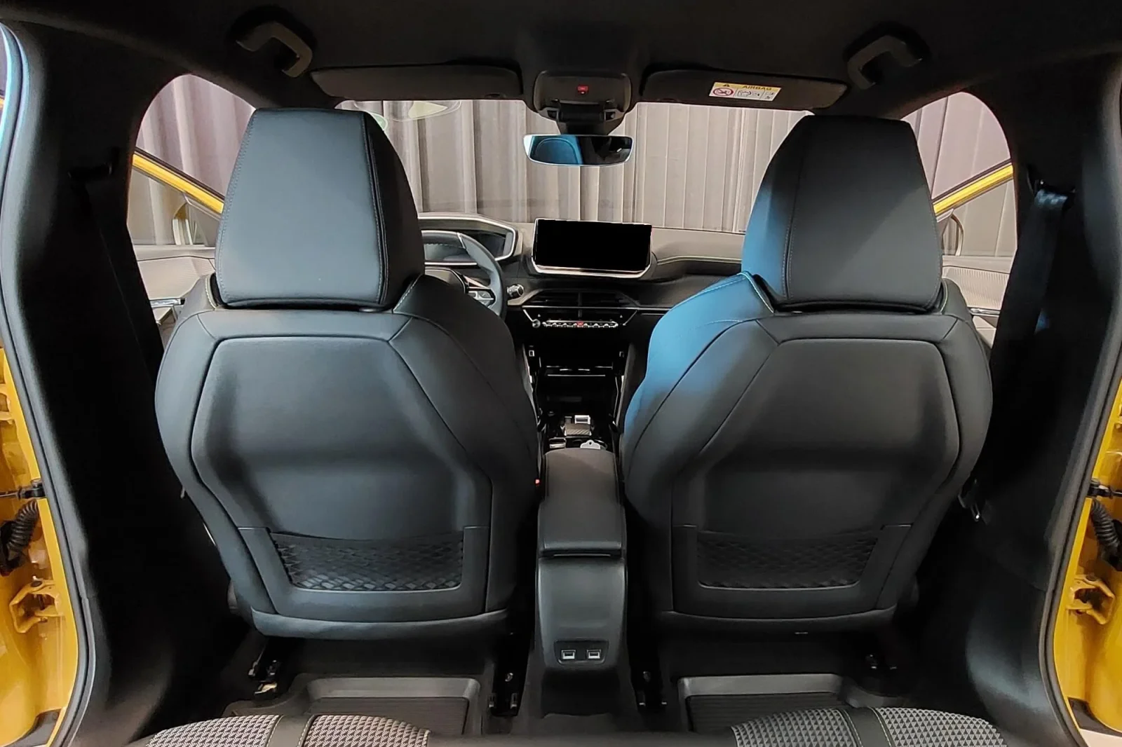 Huren Peugeot 208 GT Geel 2022 in Dubai - 7 