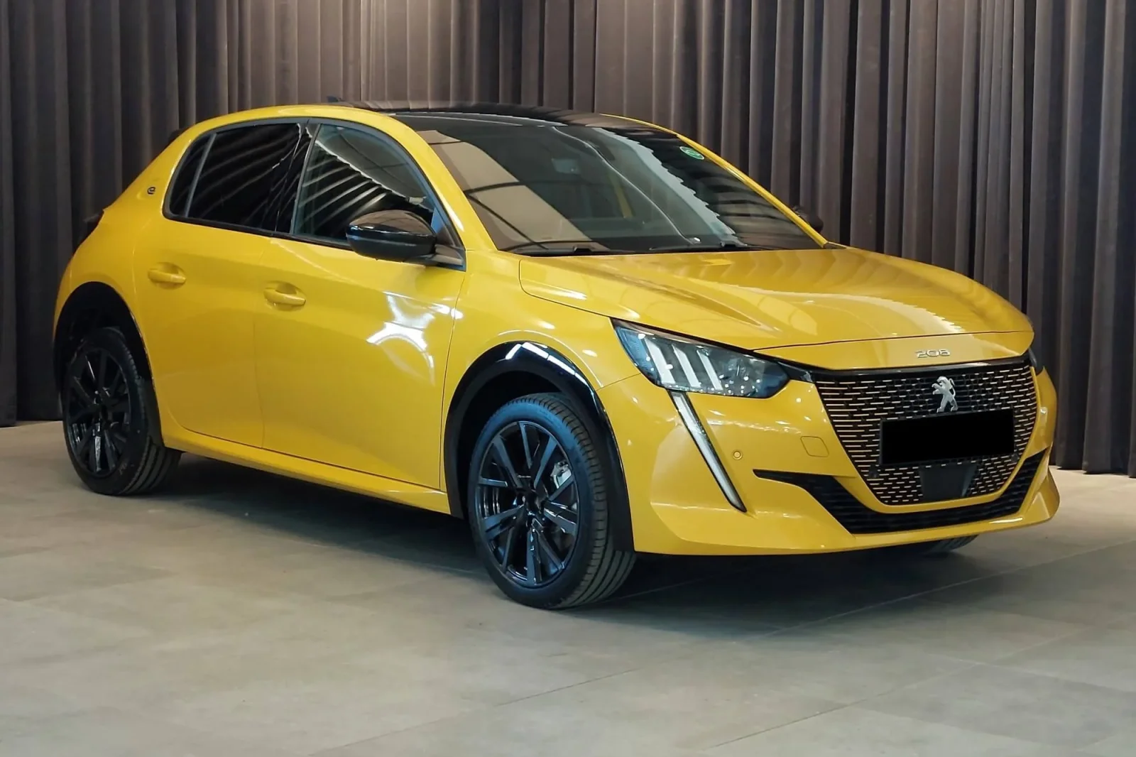 Miete Peugeot 208 GT Gelb 2022 in der Dubai