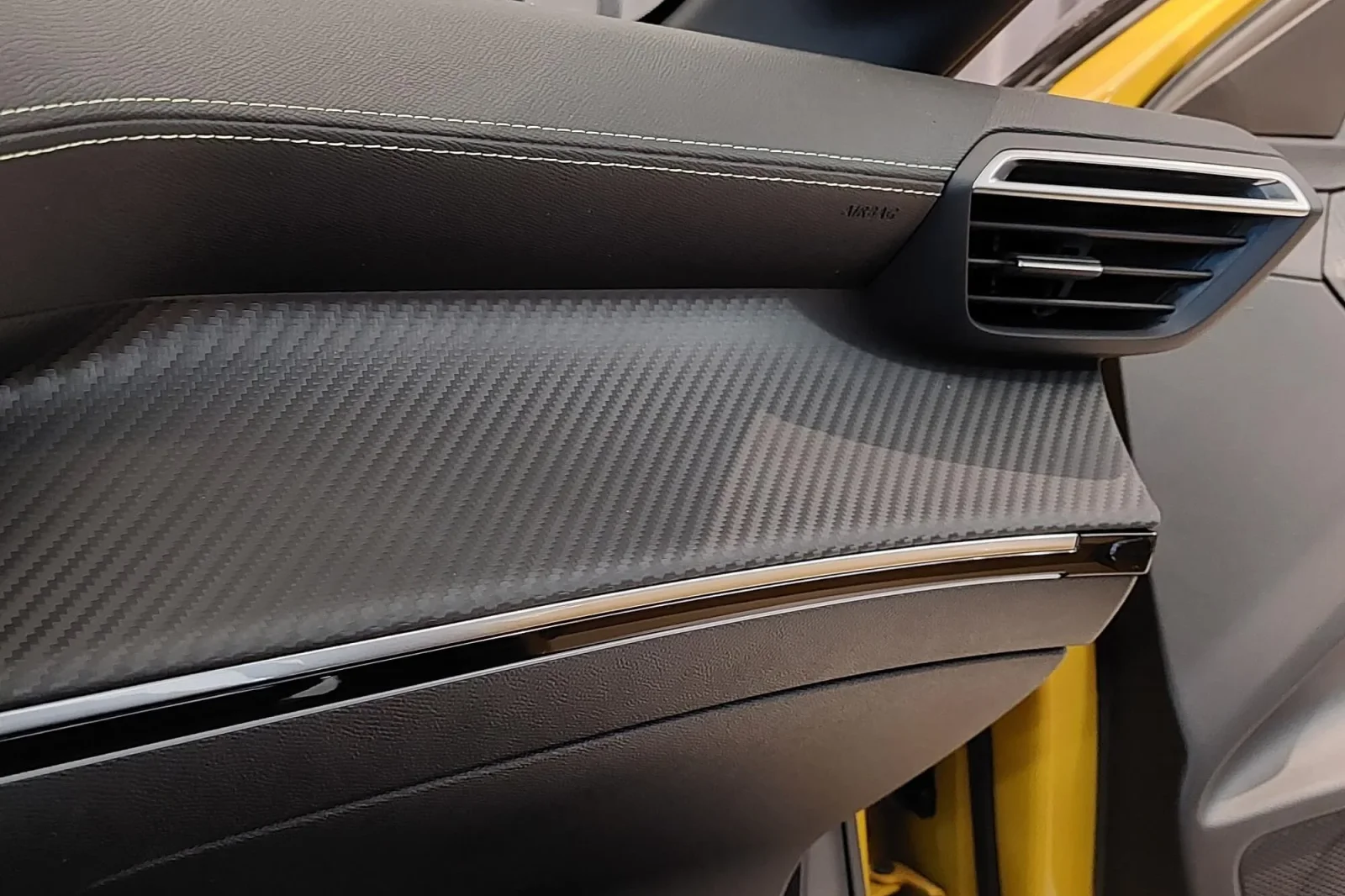 Huren Peugeot 208 GT Geel 2022 in Dubai - 6 