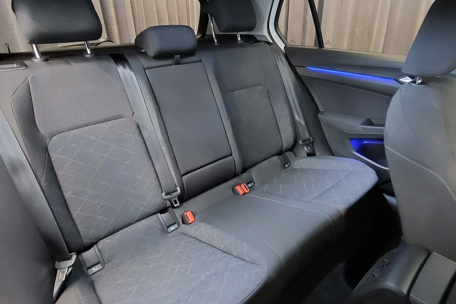 Kiralık Volkswagen Golf  Beyaz 2022 içinde Dubai - 5 