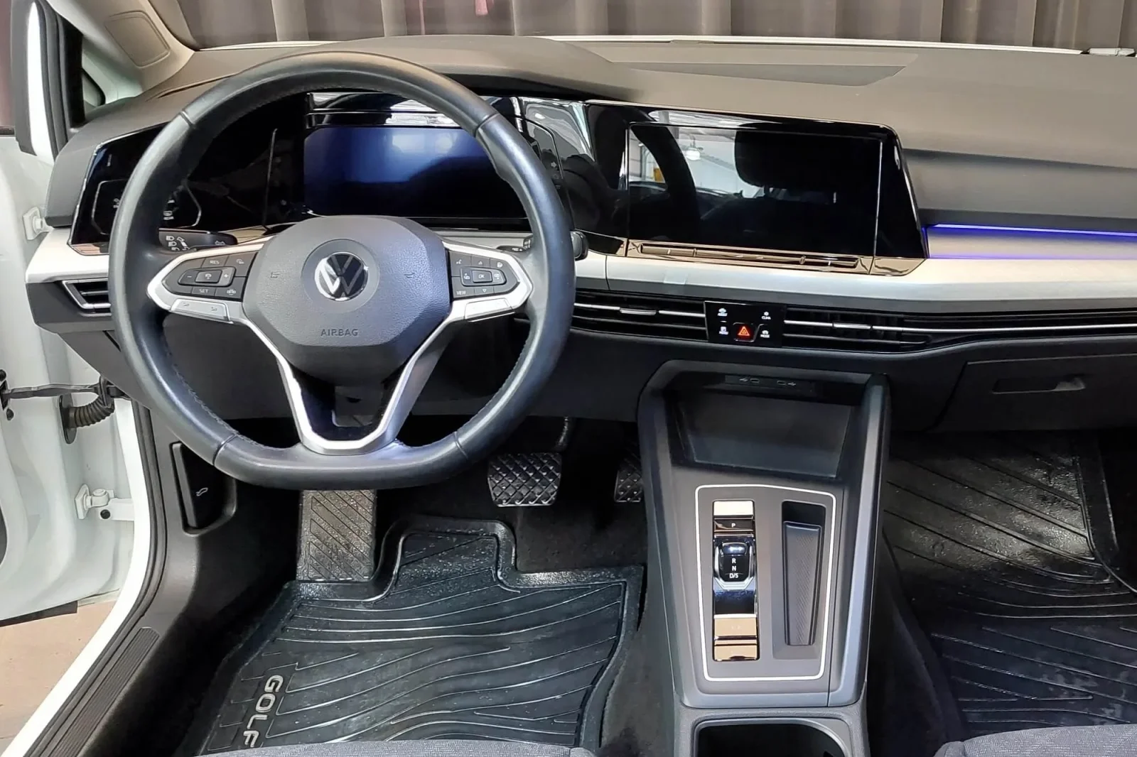 Kiralık Volkswagen Golf  Beyaz 2022 içinde Dubai - 4 