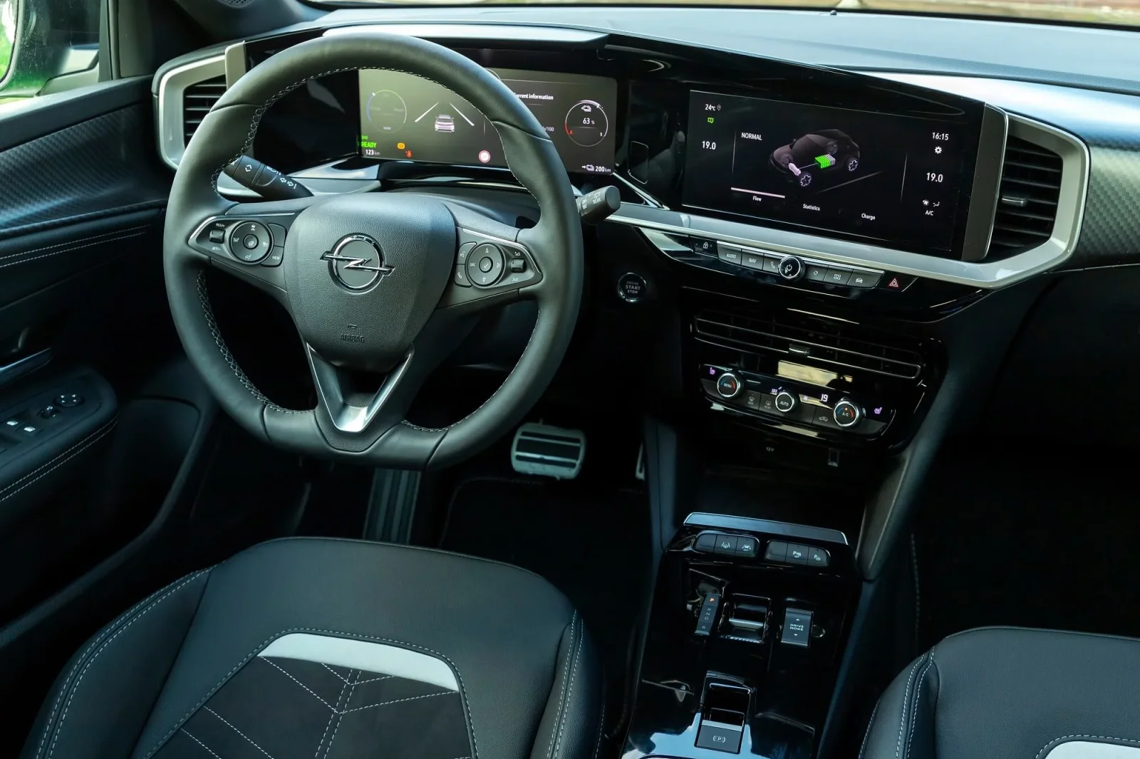 Kiralık Opel Mokka  Beyaz 2022 içinde Dubai - 3 