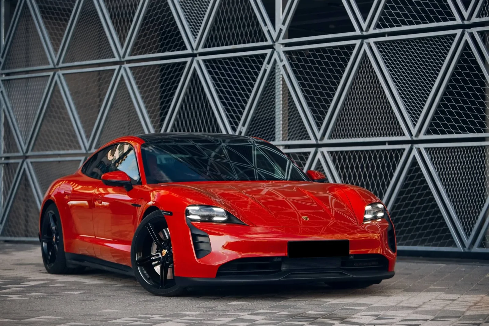 Alquiler Porsche Taycan  Rojo 2023 en Dubái