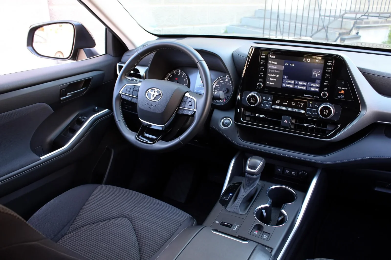 Kiralık Toyota Highlander  Siyah 2022 içinde Dubai - 3 