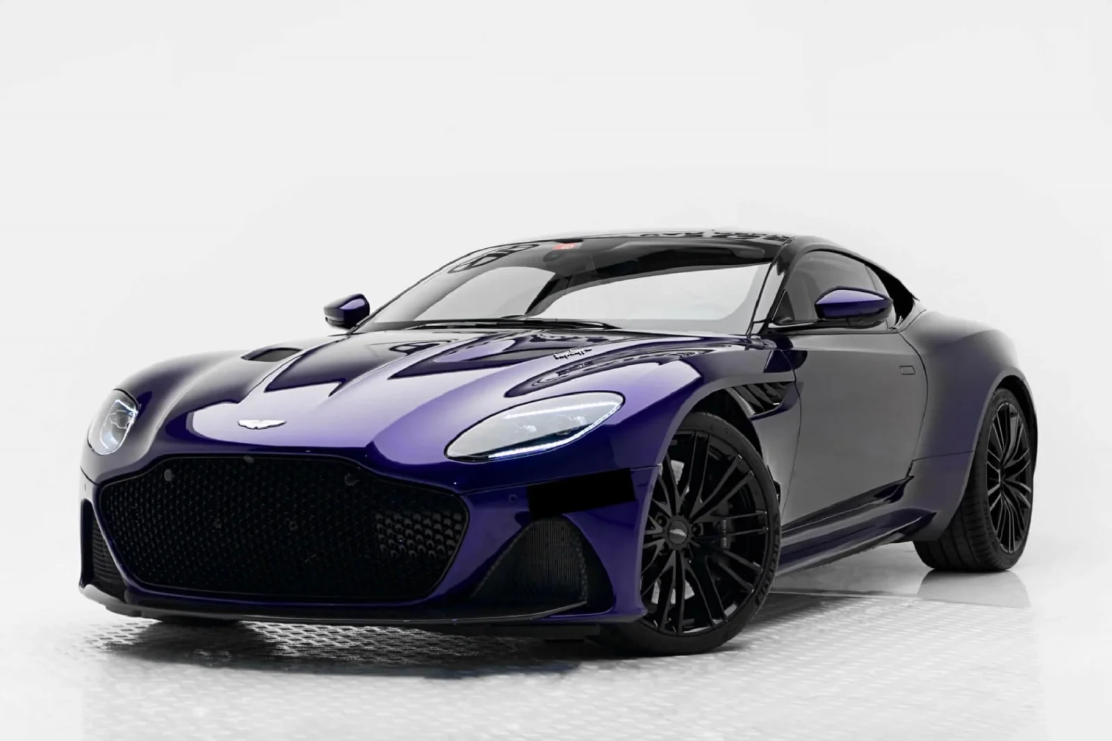 Kiralık Aston Martin DBS Superleggera Mor 2022 içinde Dubai