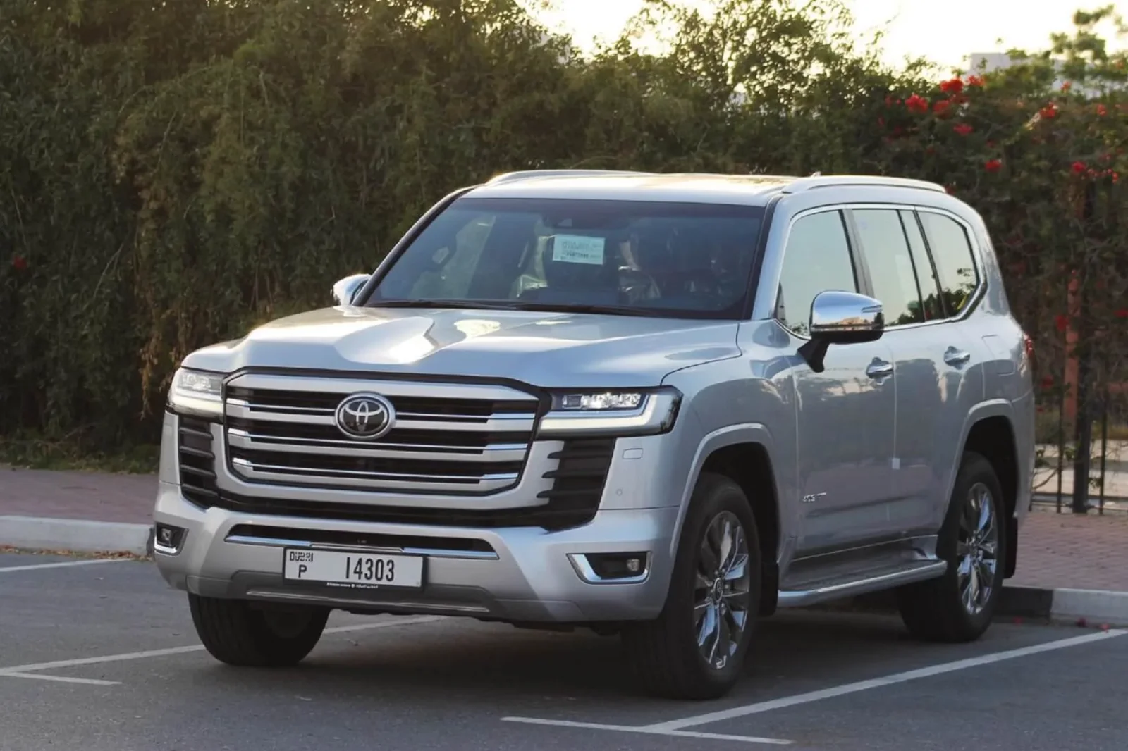 Miete Toyota Land Cruiser  Silber 2023 in der Dubai